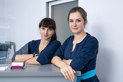 Zwei Frauen in der Verwaltung